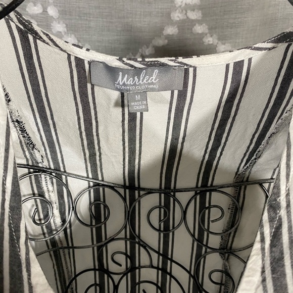 Marled white & grey stripped ruffle top size M - Picture 2 of 5